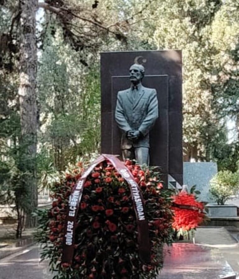 ƏHD Partiyası Əbülfəz Elçibəyin məzarını ziyarət edib